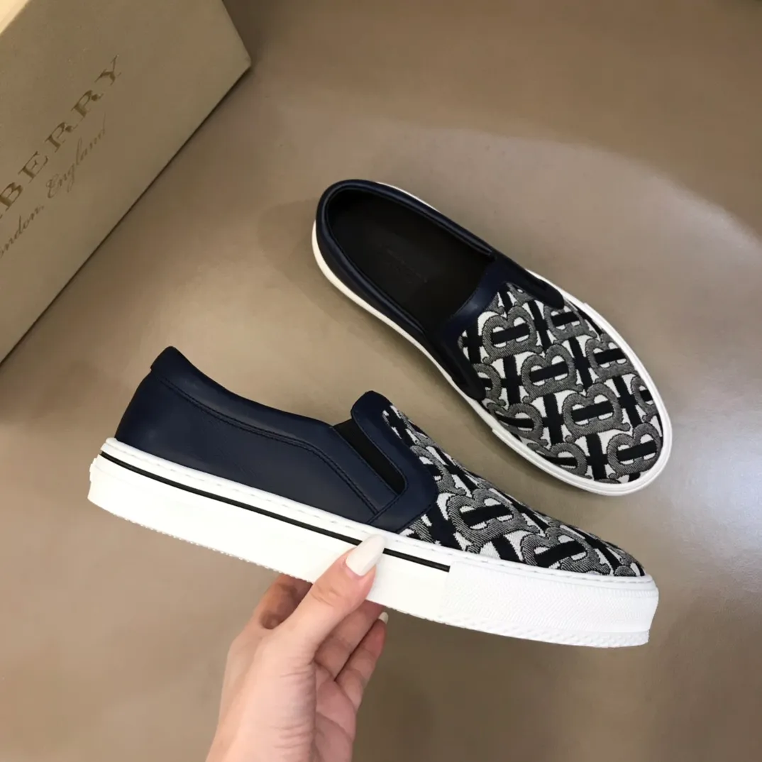 ◾️▫️P340. B's new spring and summer product, men's classic low-cut slip-on sneakers, are made of classic retro B's printed canvas material, spliced ​​with layered calfskin, and decorated with a new brand logo. First-layer cowhide lining, embossed Burberry logo on the heel, and original TPU outsole!  Size: 38-45